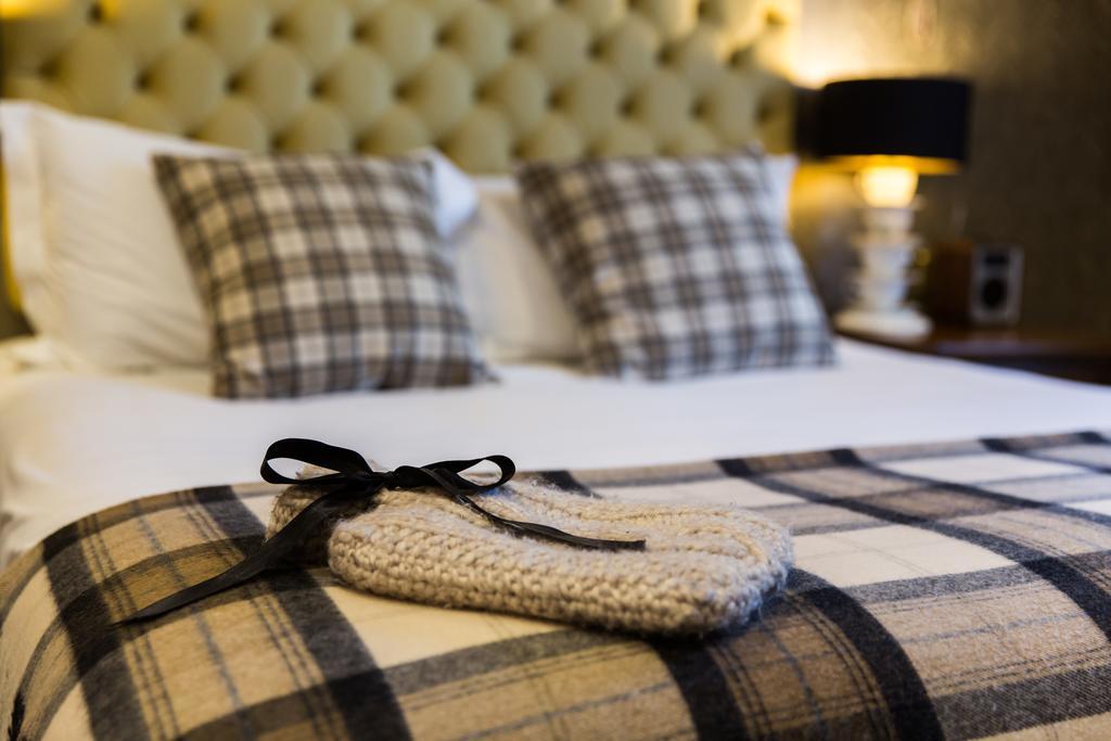 The Millstone, Mellor Hotel Blackburn  Quarto foto A bed with a throw